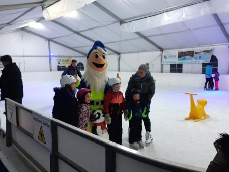 Palček Snoviček priljubljen med mladimi drsalci